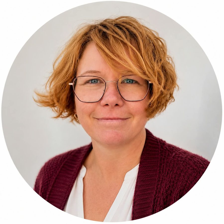 Ein Portraitfoto von Desiree. Das Bild zeigt die Gründerin von AHA-FASD.
